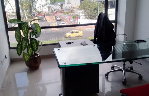 ARRENDAMOS / VENDEMOS HERMOSA OFICINA EN UNICENTRO