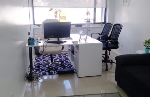 VENDEMOS BELLISIMA OFICINA FRENTE A UNICENTRO