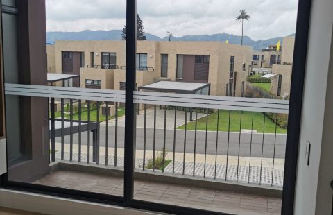 A LA VENTA ESPECTACULAR CASA EN CHIA-(YM)