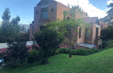 VENTA / ARRIENDO ESPECTACULAR CASA EN COLINA DE LOS VIENTOS.