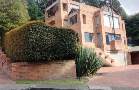 VENDEMOS ESPECTACULAR CASA EN ZONA EXCLUSIVA DE BOGOTA-(YM)