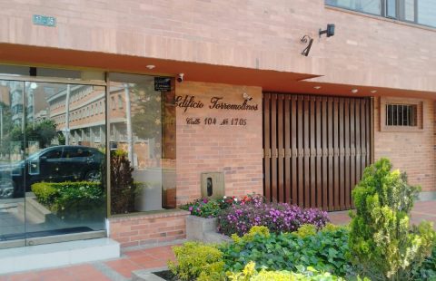 VENDEMOS CLASICO Y AMPLIO APARTAMENTO EN CHICO – MOLINOS DEL NORTE.-(YM)